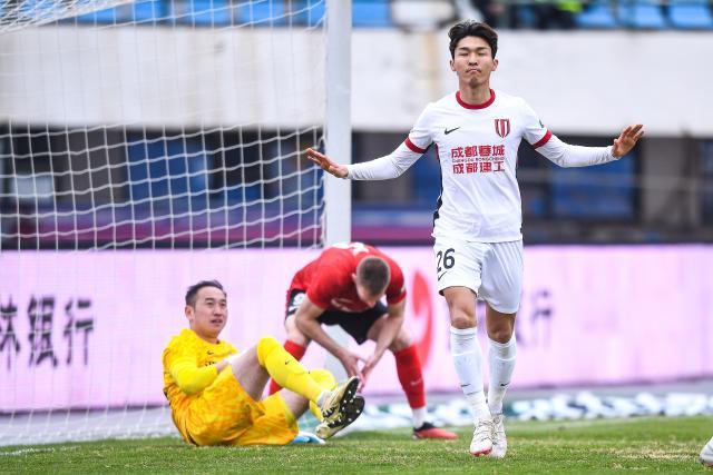 开云在线-蓉城“菜地”里抢3分直逼榜首 下轮与申花强强对话