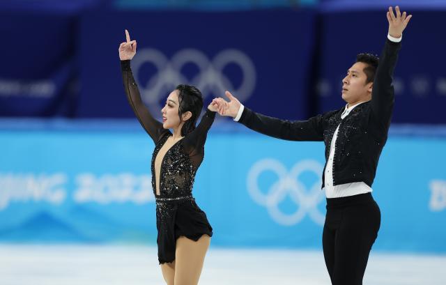 开云在线-中俄双人滑打响单项前哨战 俄组合“暗中观察”葱桶